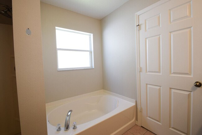 Building Photo - Comfortable 4/2.5 Home at Waterford Trails...