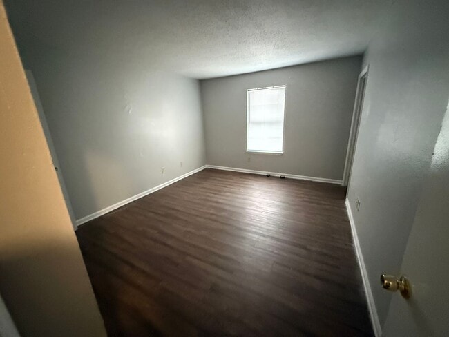 Building Photo - 304 Carriage Ln