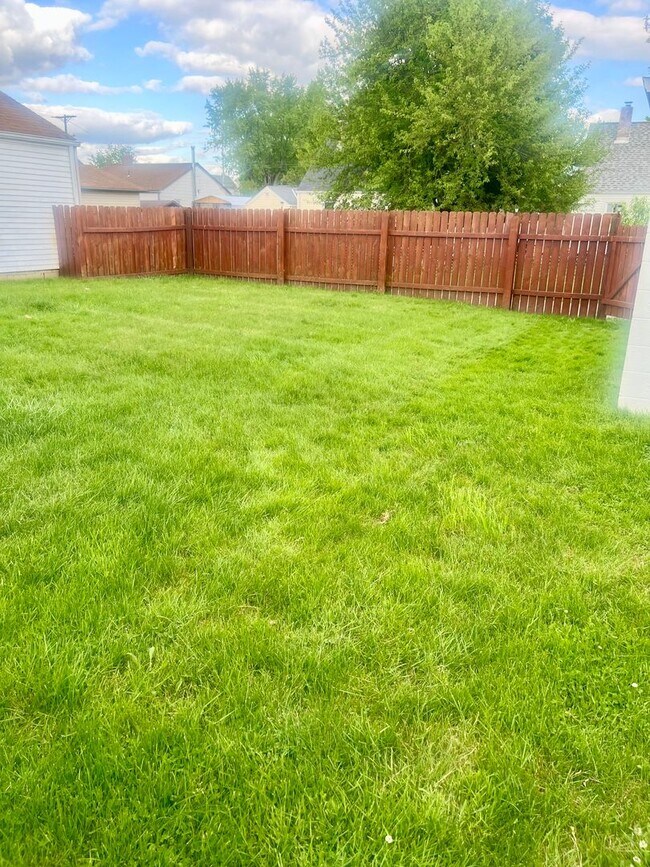 Building Photo - Charming Home - 2 Bedrooms 2 Bathroom - Mo...