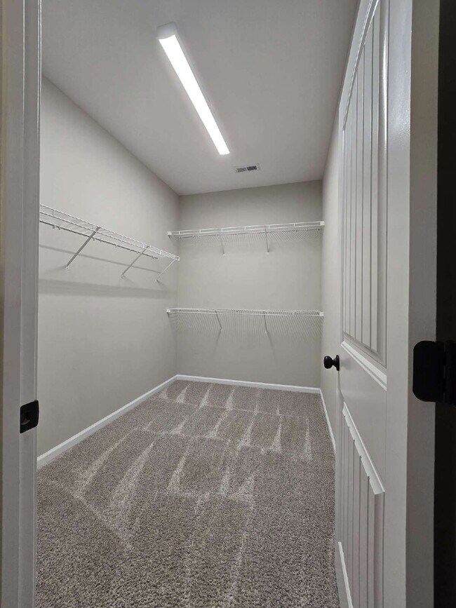 Building Photo - Beautiful 3-Bedroom Home with Bonus Room, Modern Finishes & a Huge Fenced Backyard