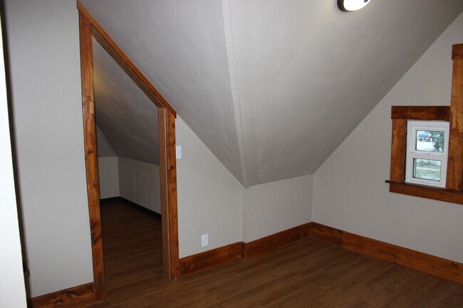 Building Photo - Large House Available for Move-In August 1st!