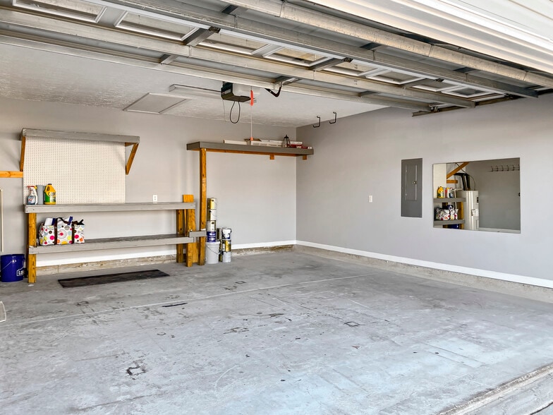 Building Photo - 213 Red Carnation Dr