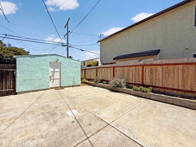 Building Photo - Spacious 2B/1BA Upgraded House w/ W/D, Lar...