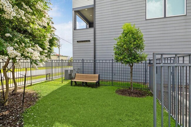 Building Photo - 3038 Charline