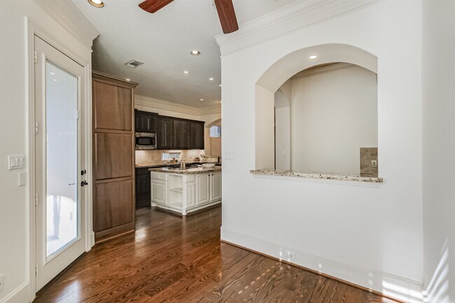 Building Photo - 407 W Bell St