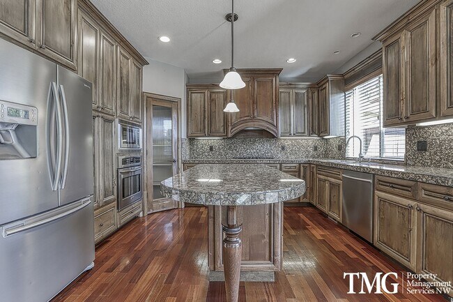 Building Photo - Large Pet Friendly 3 bed 2.5 bath home in ...