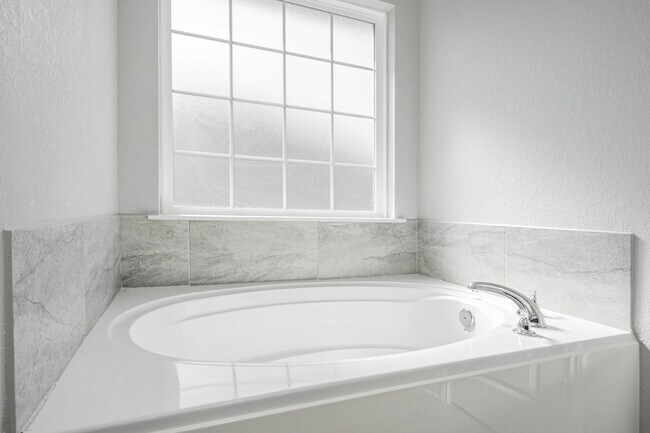 Building Photo - 628 Hollyhock Dr