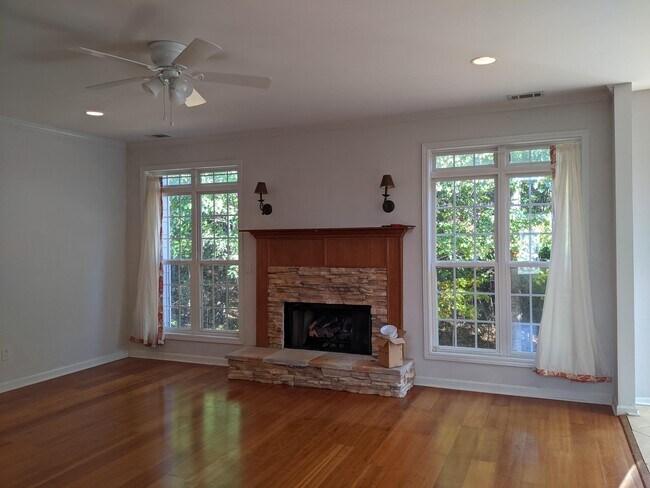 Building Photo - 2414 Manal Way