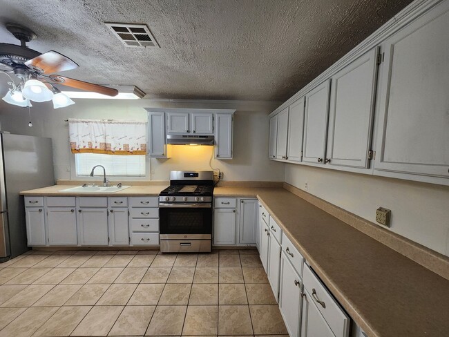 Building Photo - 235 Cottonwood St