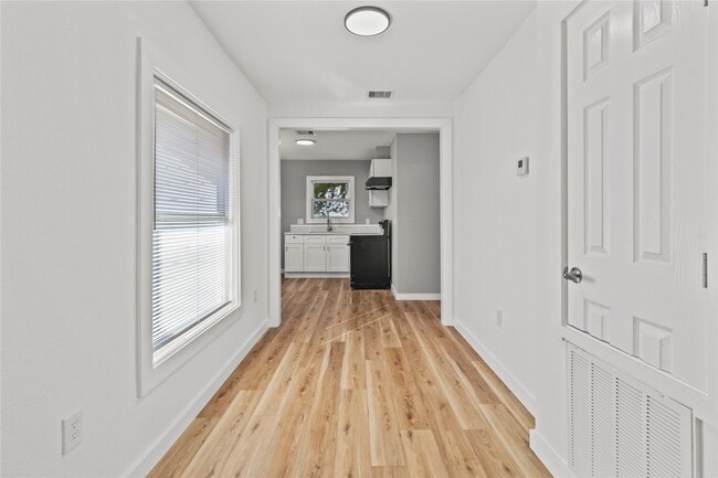 Building Photo - 1717 W 4th St