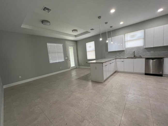 Building Photo - 227 N E St