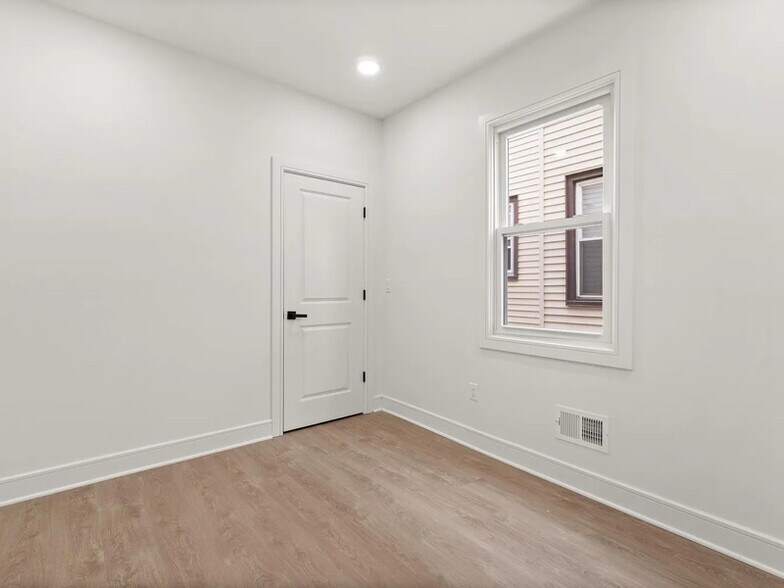 Building Photo - 99 Russell St