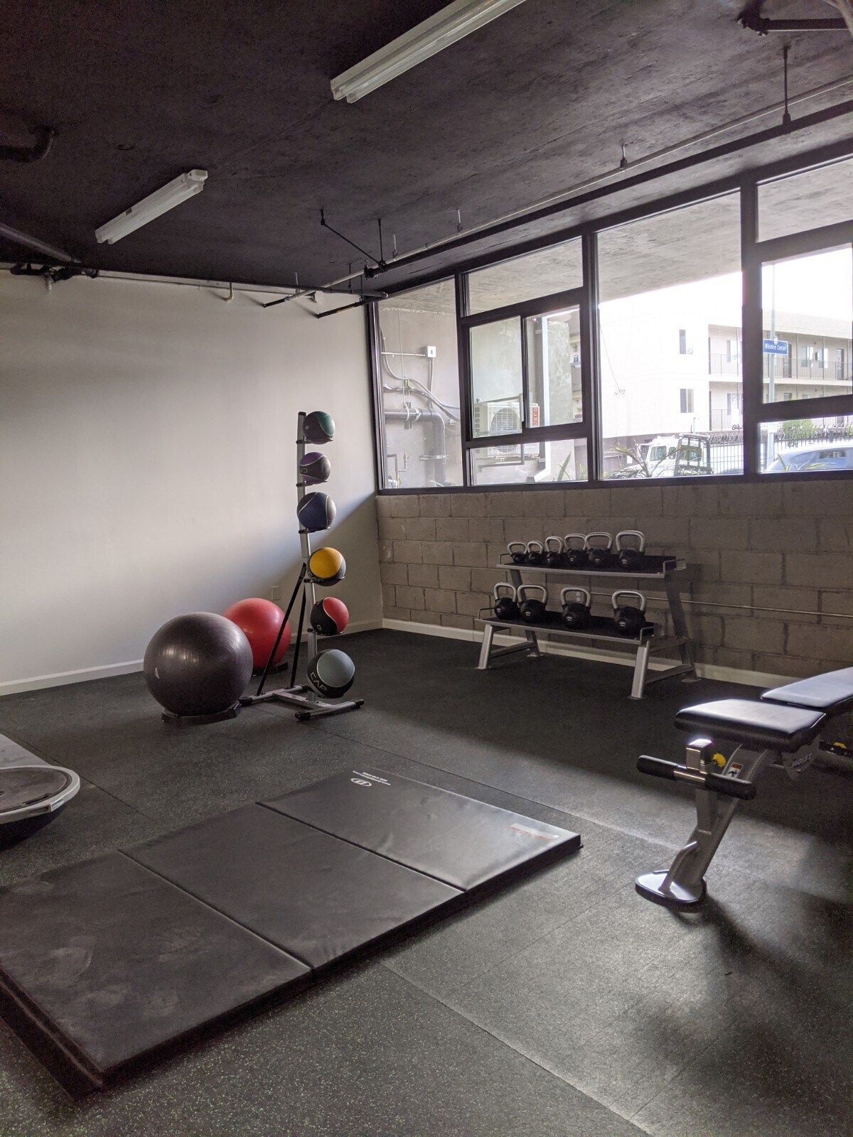 Building Photo - 654 N Virgil Ave