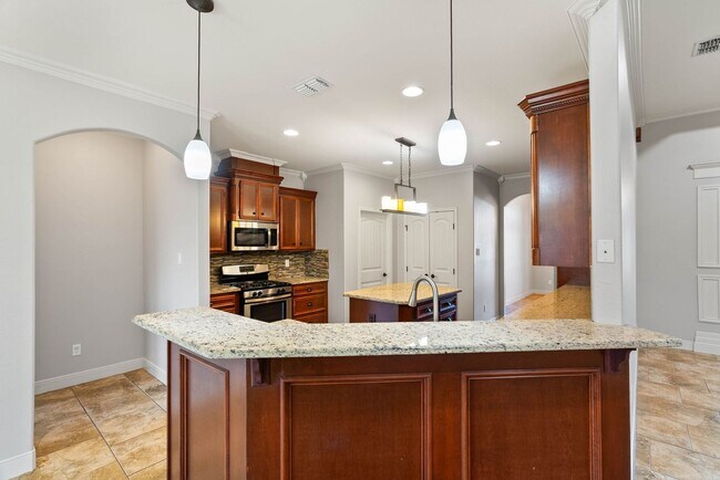 Building Photo - 4 Bedroom 3 Bath on the Island