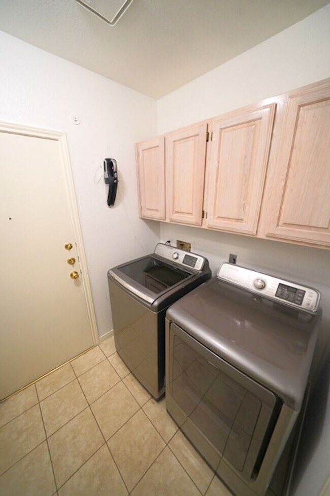 Building Photo - Beautiful Home in the desirable Shavano Ga...