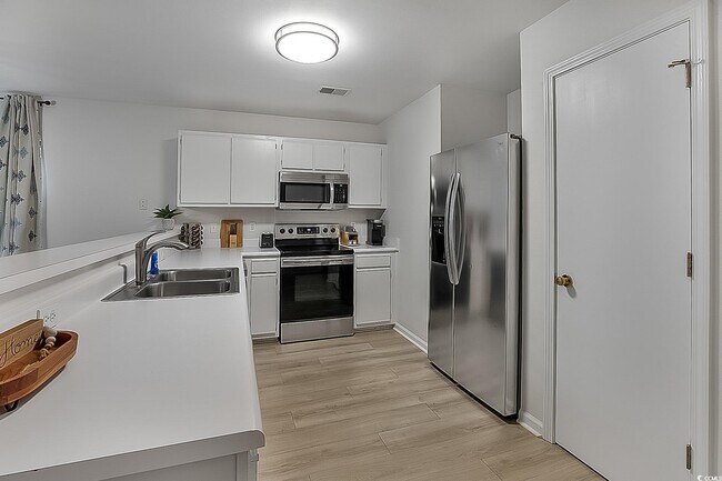 Building Photo - 1204 River Oaks Dr