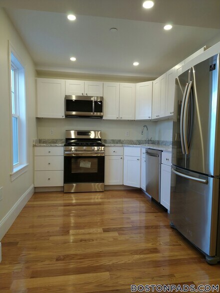 Building Photo - 127 Shirley St