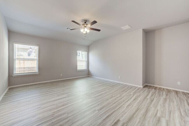 Building Photo - MOVE-IN SPECIAL!! | $500 Credit When You A...