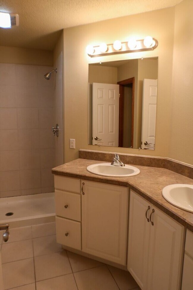 Building Photo - $2,695 | 4 Bedroom, 3.5 Bathroom Multi Flo...