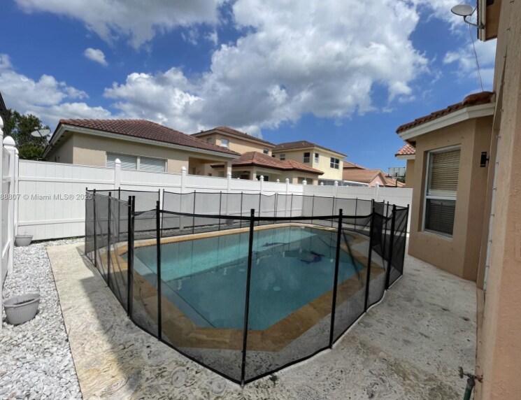 Building Photo - 3725 NE 10th Ct