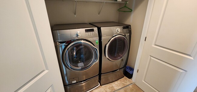 Building Photo - Townhome w/gargae convenient to shopping a...
