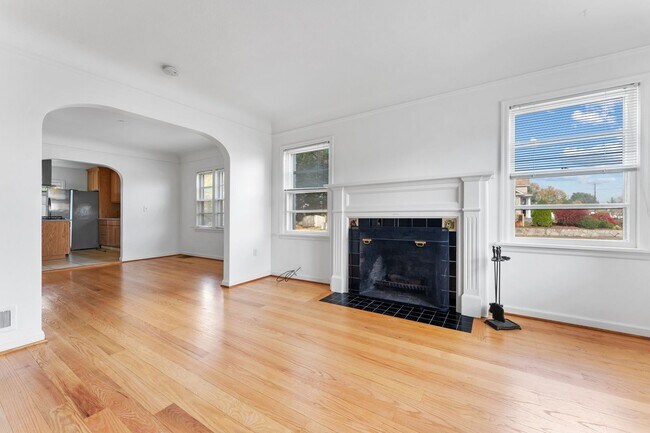 Building Photo - Spacious 6 Bed 2 Bath Home- N Portland Charmer!