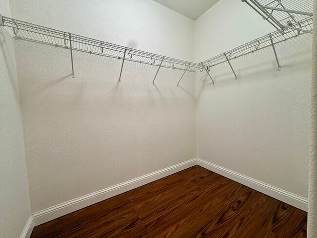 Building Photo - Beautiful 3 Bedroom, 2 Bathroom Home Walking Distance To The Fountains / Galleria!