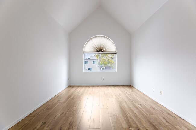 Building Photo - 4744 Ben Ave