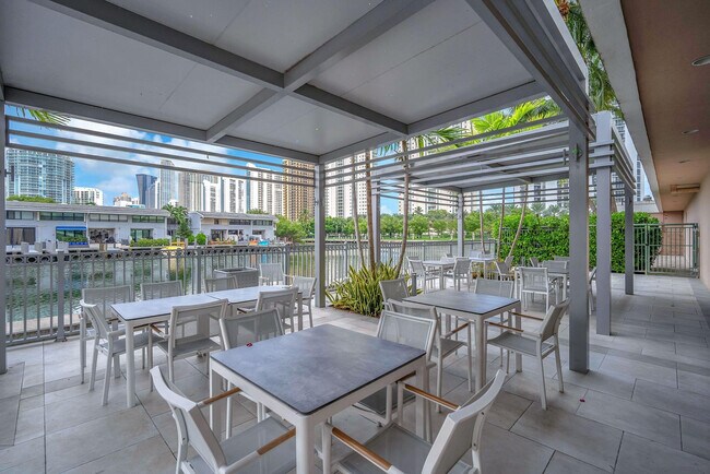 Building Photo - 100 Kings Point Dr