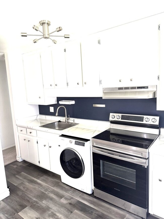 Building Photo - Charming One-Bedroom Condo in Prime Concor...