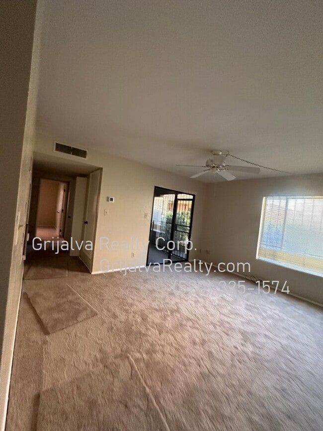Building Photo - Spacious 2 Bedroom, 1 Bath Condo (22nd/Col...