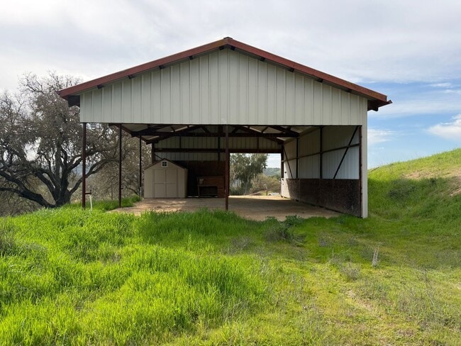 Building Photo - Beautiful County Property