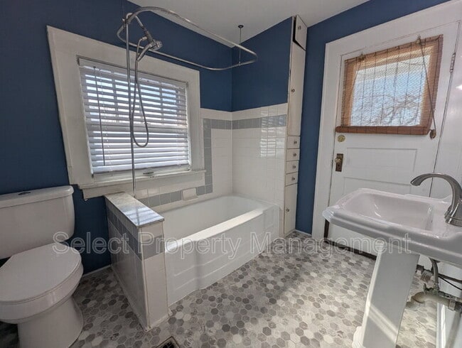 Building Photo - 1131 Pemberton Dr