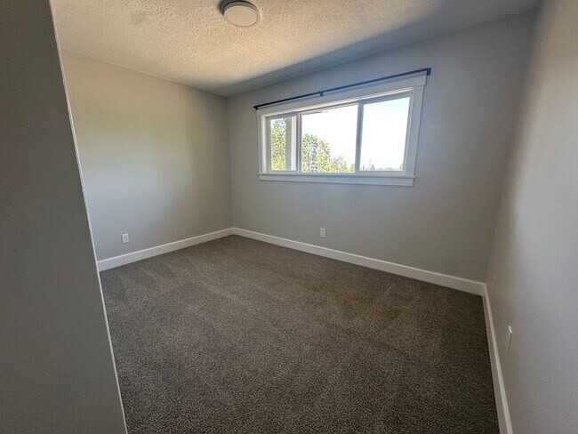 Building Photo - Beautifully Refreshed Home on Several Acre...