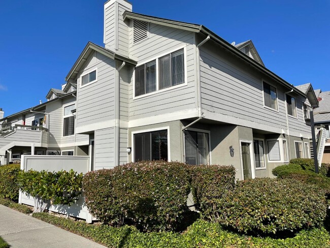 Building Photo - 2157 Vista Del Mar