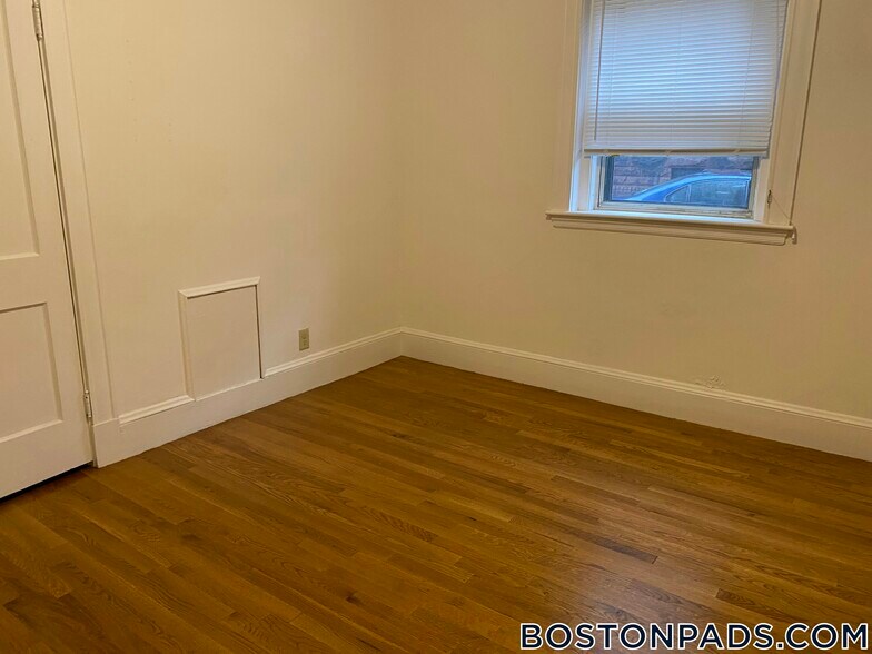 Building Photo - 16 Lakeville Rd