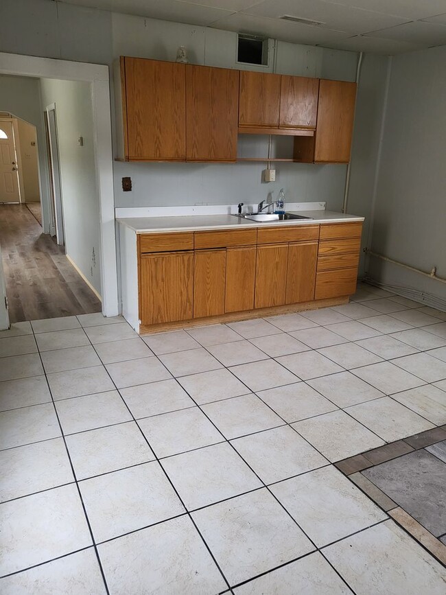 Building Photo - Flow through house with washer dryer hook up and off street parking