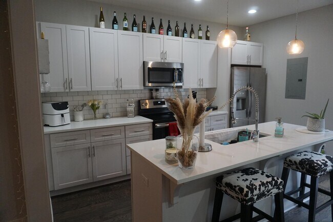 Building Photo - 509 Rosedale Ave E