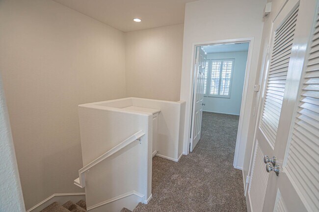 Building Photo - 3-Bedroom Home with Fresh Paint in Creekside of Valencia!