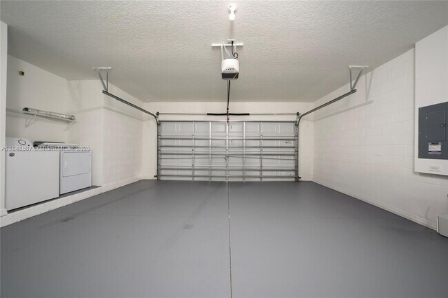 Building Photo - 1106 W Oak St