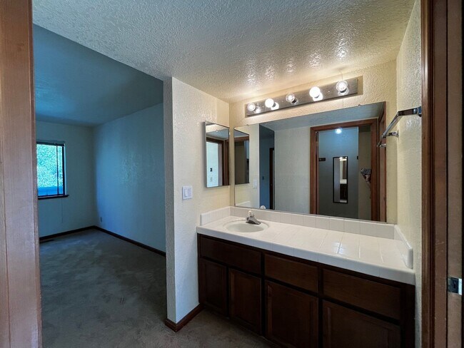 Building Photo - Charming Santa Cruz Townhouse: 3 Beds, 2.5...
