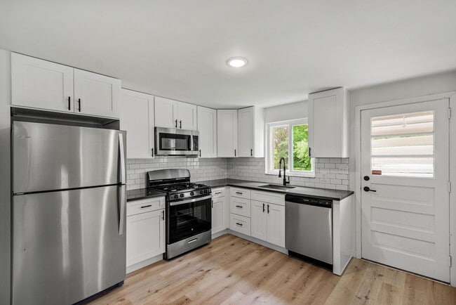 Building Photo - AVAILABLE AUGUST 1ST!! DON'T MISS THIS 3 B...