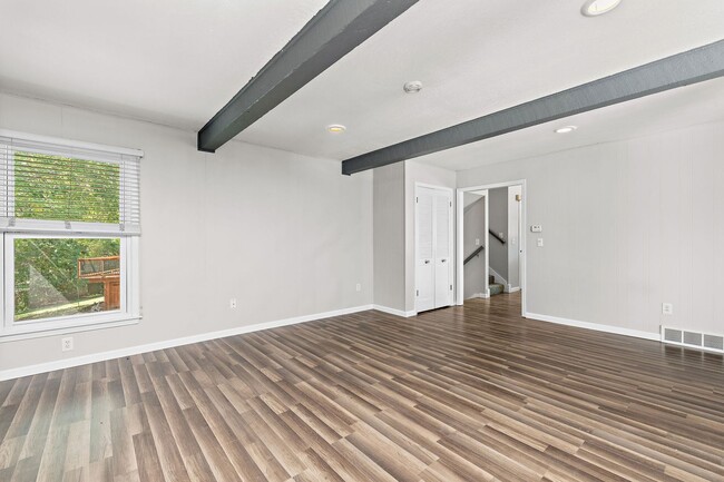 Building Photo - Spacious Overland Park 4 Bedroom Home - Av...