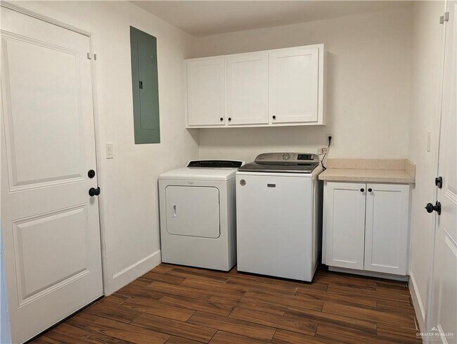 Building Photo - 14 Harvey St