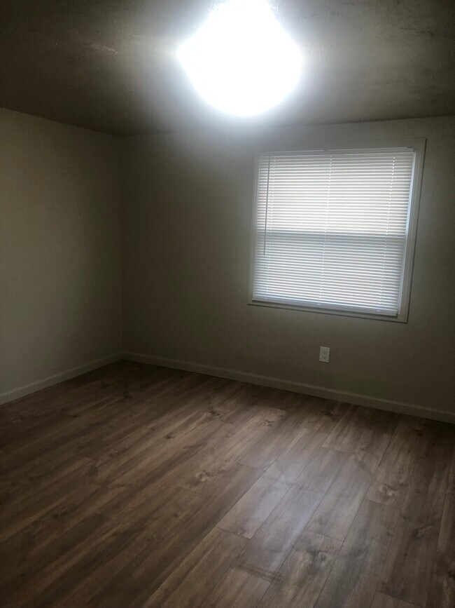 Building Photo - 3207 Alpena St