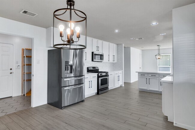 Building Photo - 15807 Little Miss Creek Dr