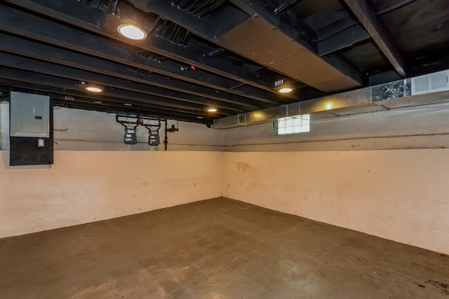 Building Photo - 227 Valley Ave NW