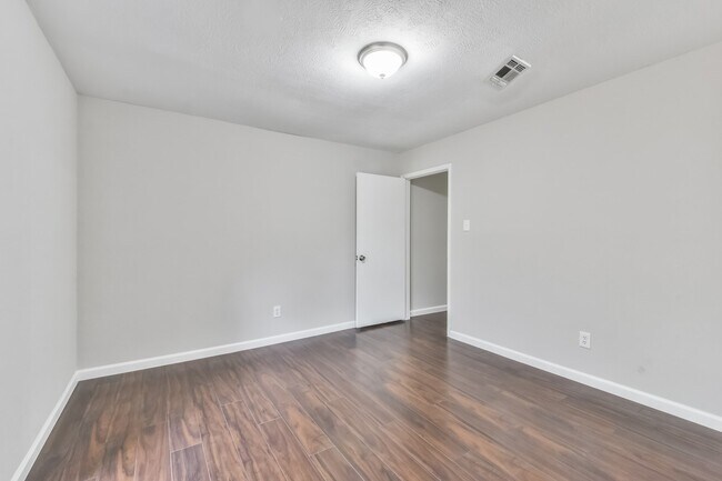 Building Photo - 9718 John Bank Dr