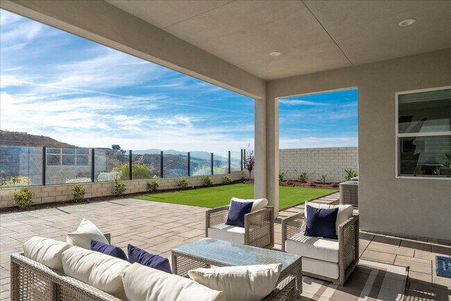 Building Photo - Model-Perfect 5 Bedroom Home in Valencia!