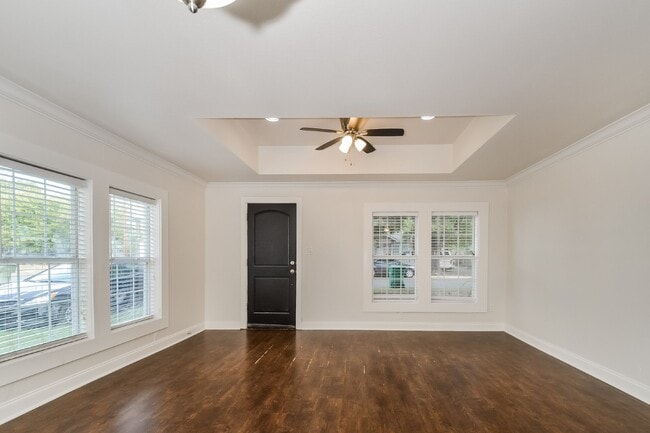 Building Photo - "Charming 2-Bedroom, 2-Bath Duplex in Prime Sherman Location – Your Perfect Home Awaits at 814 W....